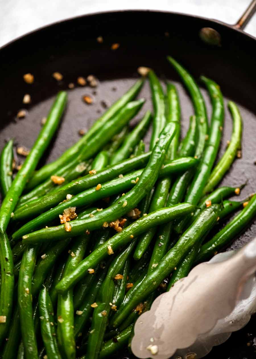 Judías verdes salteadas con ajo en una sartén