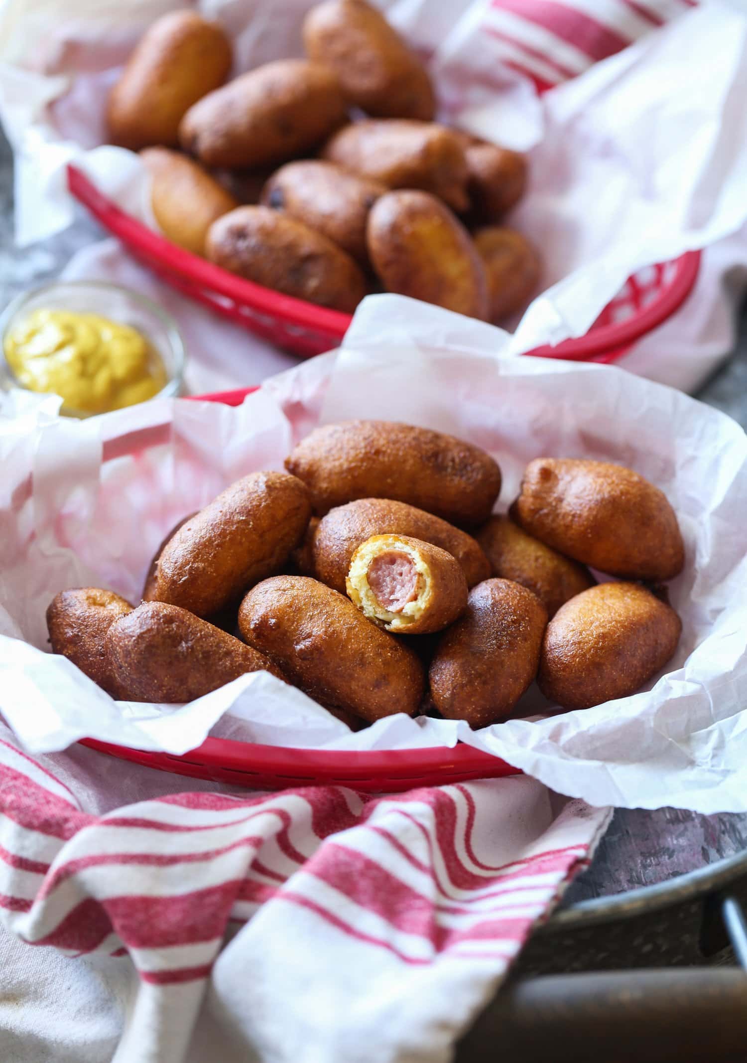 Mini hot dogs con empanizado.