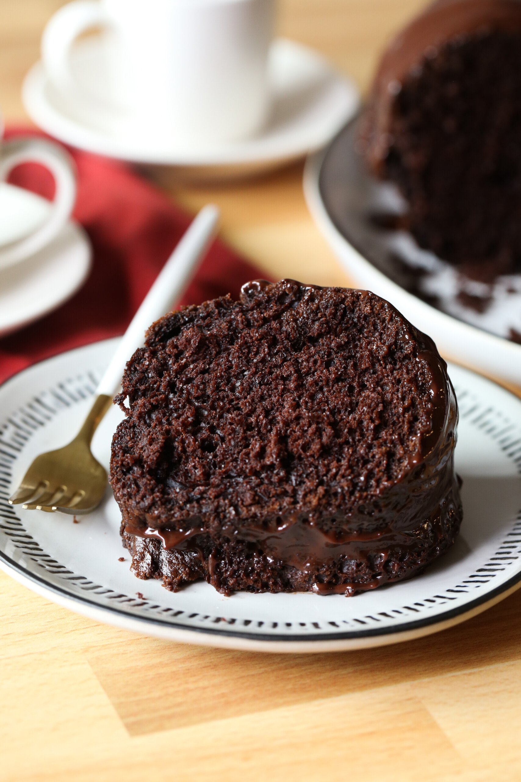 rebanada de pastel de chocolate en un plato
