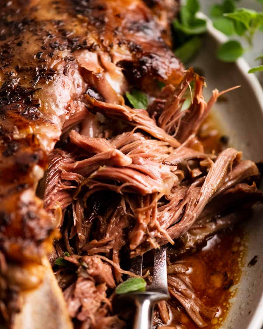 Cerrar mostrando tierna carne desmoronada de paleta de cordero asado lento de 12 horas