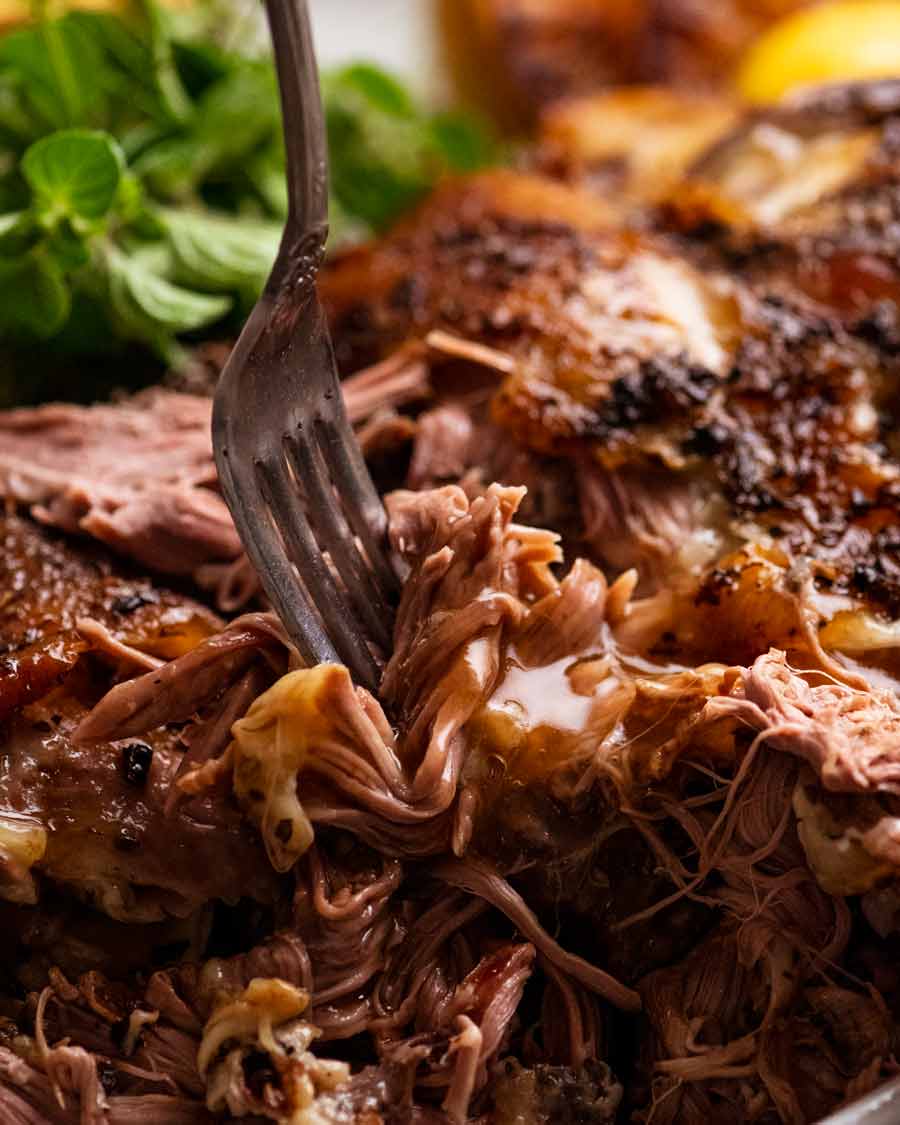Tenedor para recoger paleta de cordero asado a fuego lento de 12 horas con salsa