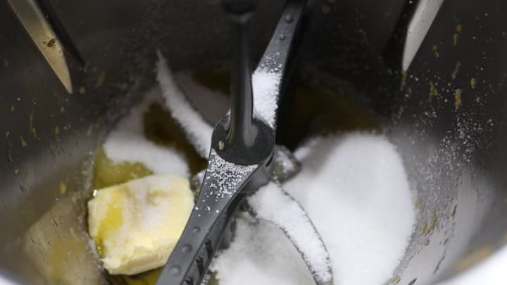 Ponemos la maantequilla y el azúcar y mezclamos