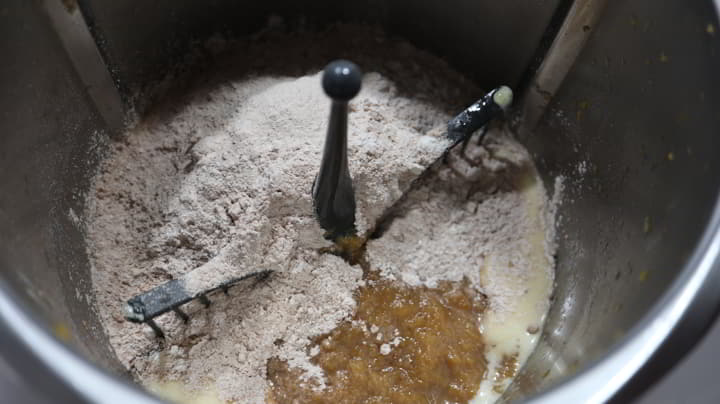 Ponemos todos los ingredientes en el vaso y los mezclamos