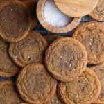 Galletas de calabaza masticables con sal marina en escamas en una rejilla para enfriar