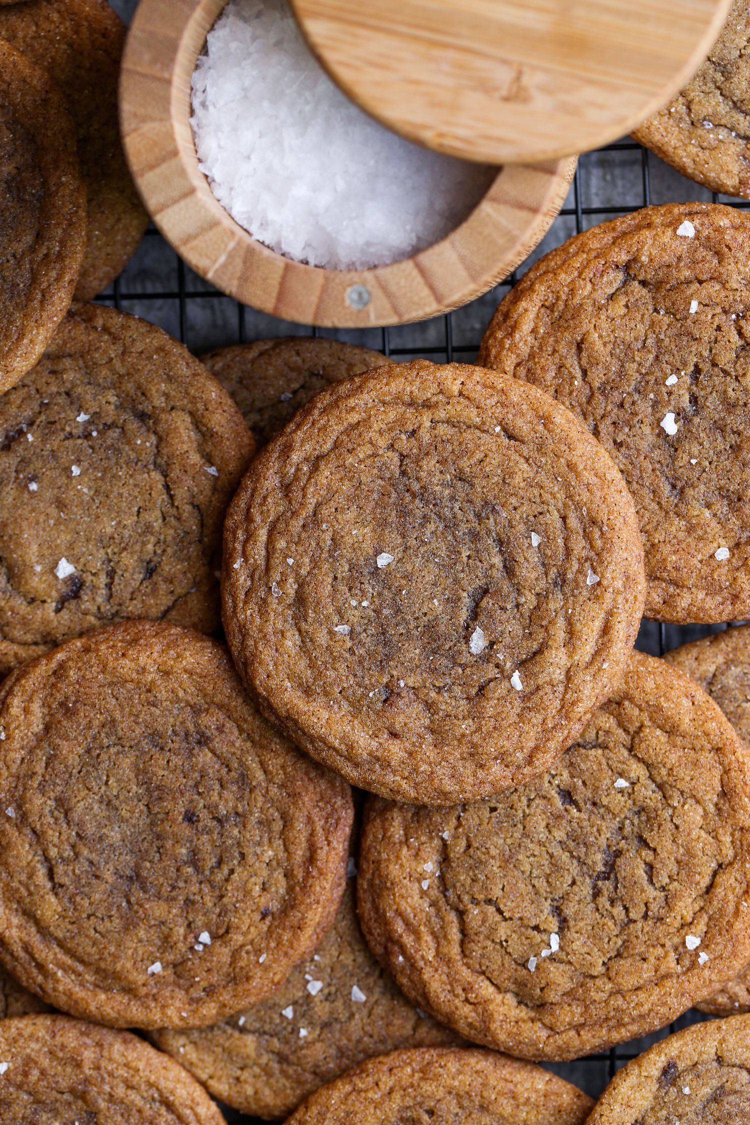 galletas de calabaza masticables con un tazón de sal marina en escamas