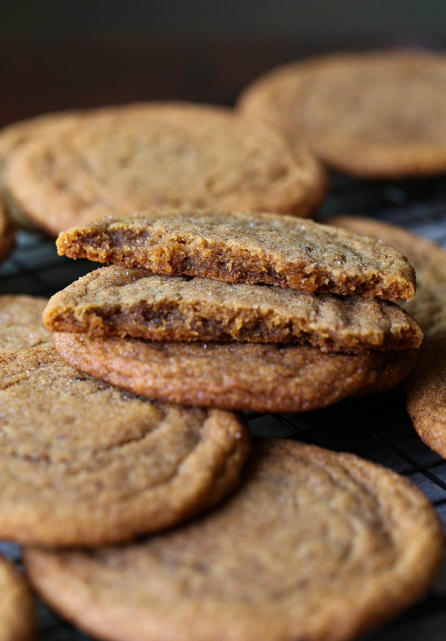 galletas de calabaza finas y masticables partidas por la mitad