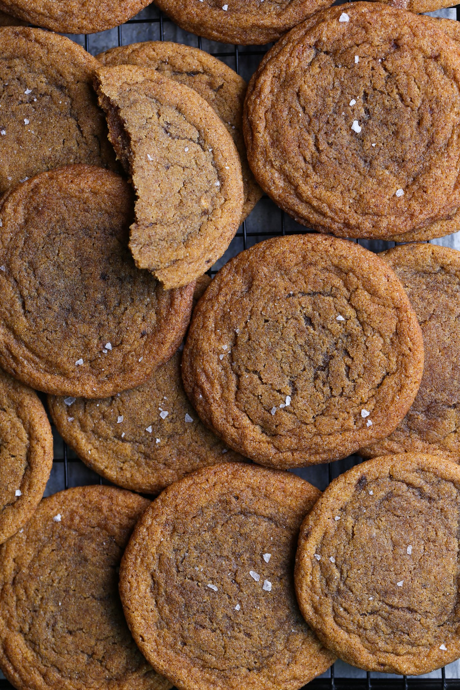 galletas de calabaza en una rejilla de alambre desde arriba