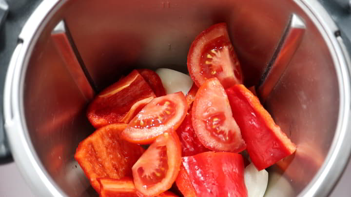 Ponemos la cebolla y el tomate y lo picamos todo