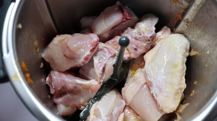 Ponemos el pollo en trozos y lo cocinamos