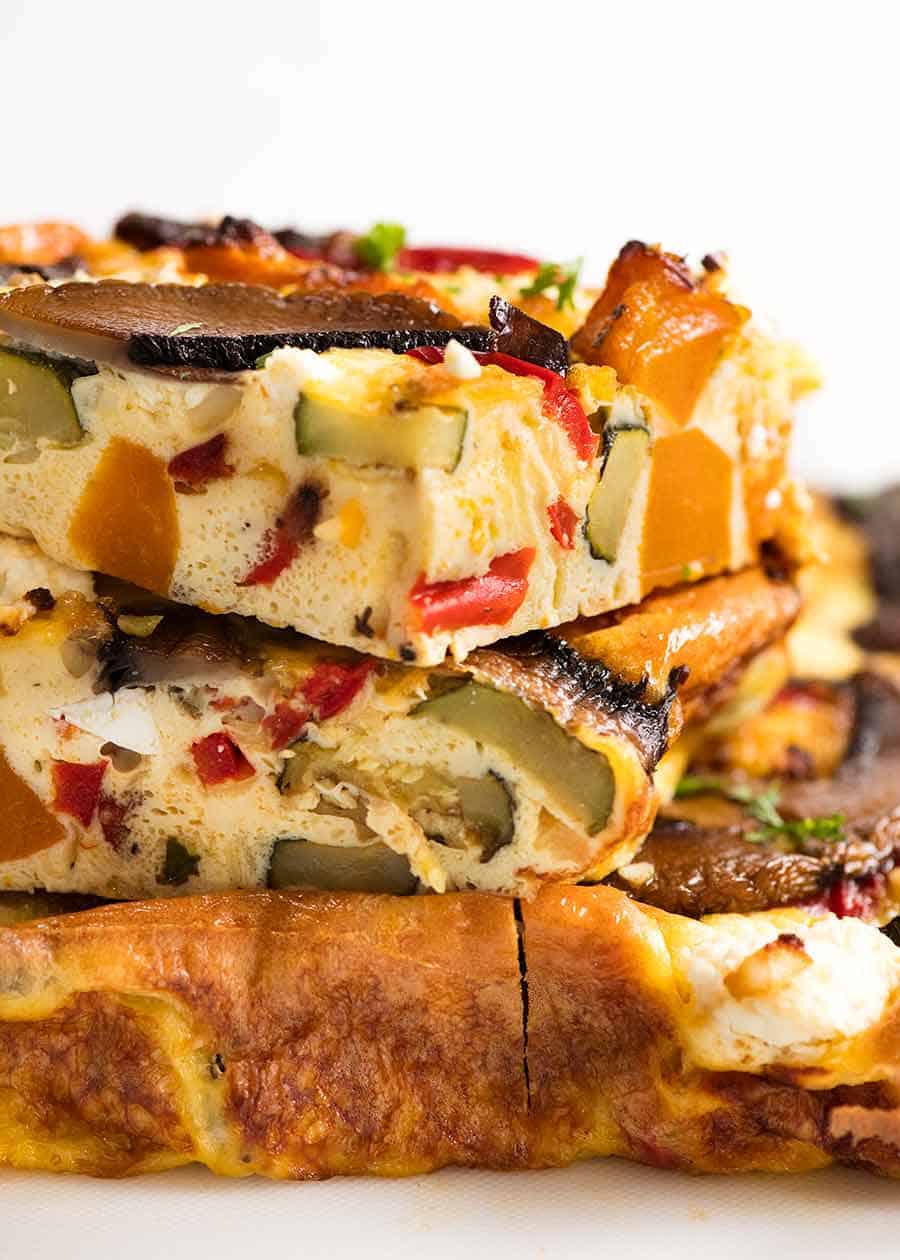 Cerrar rodaja de frittata al horno con verduras asadas