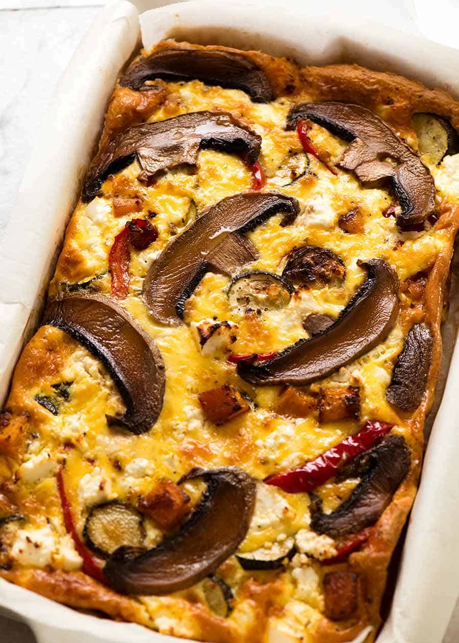 Frittata al horno con verduras asadas recién sacadas del horno