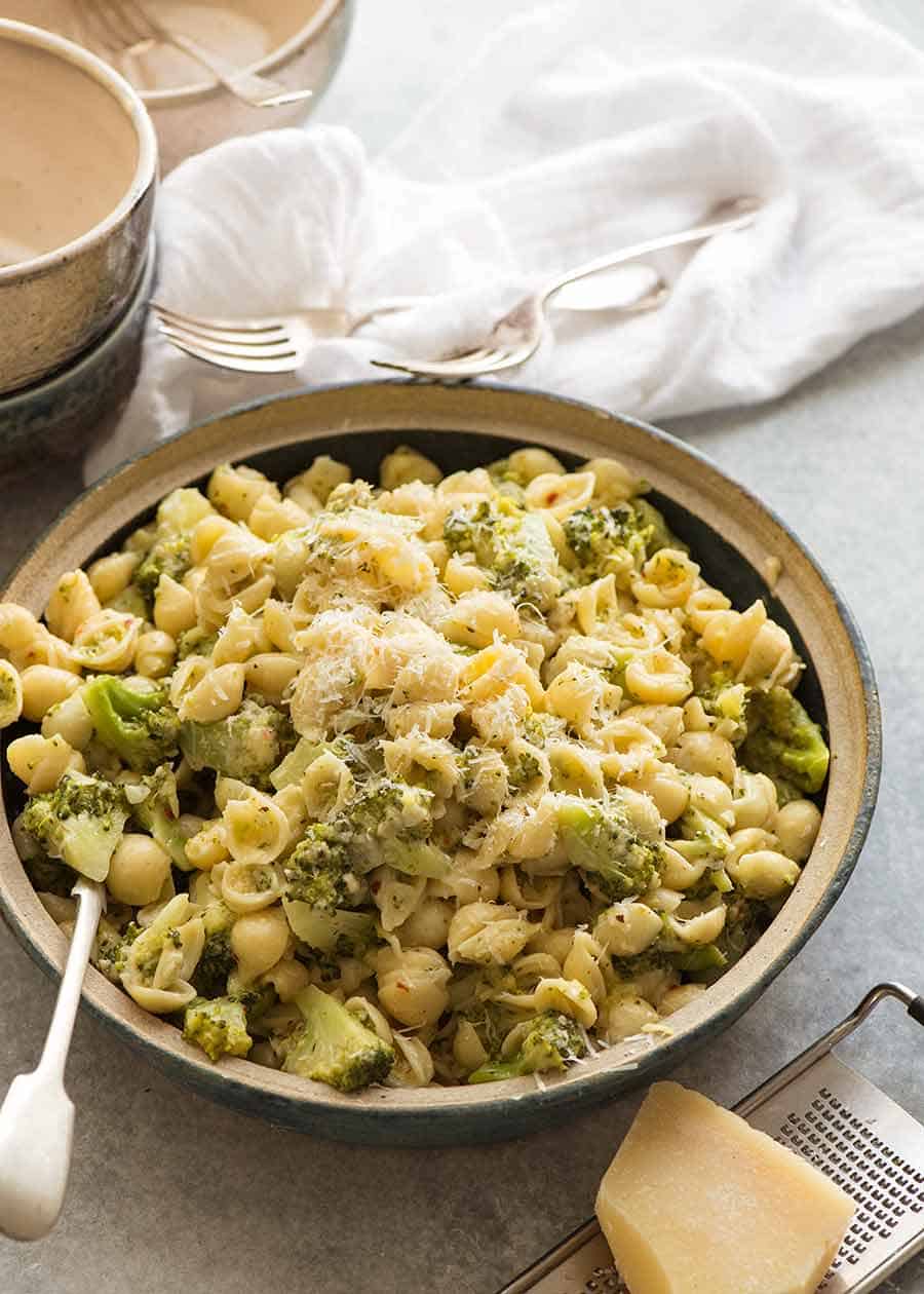 Pasta de brócoli en un tazón para servir, lista para ser servida