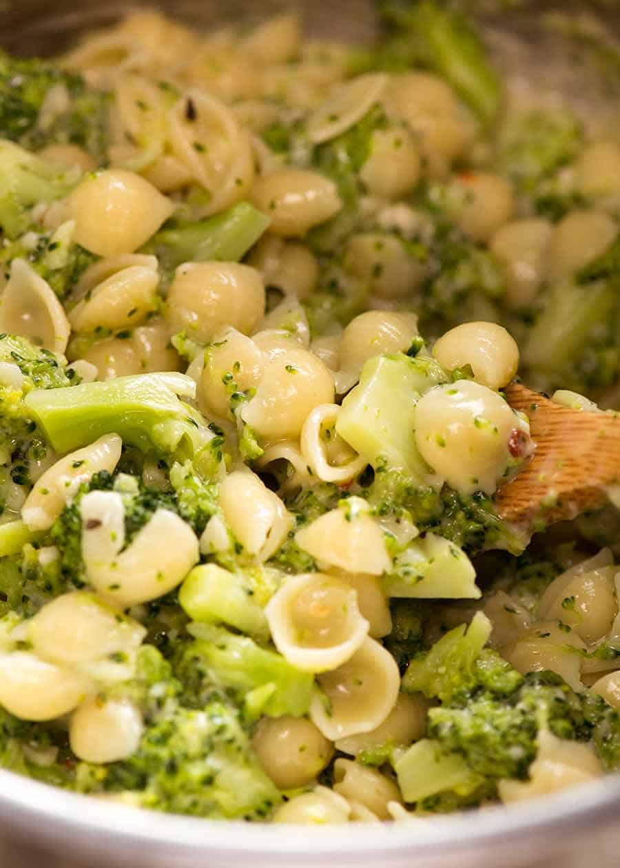 Cerca de pasta de brócoli en una olla, lista para ser servida