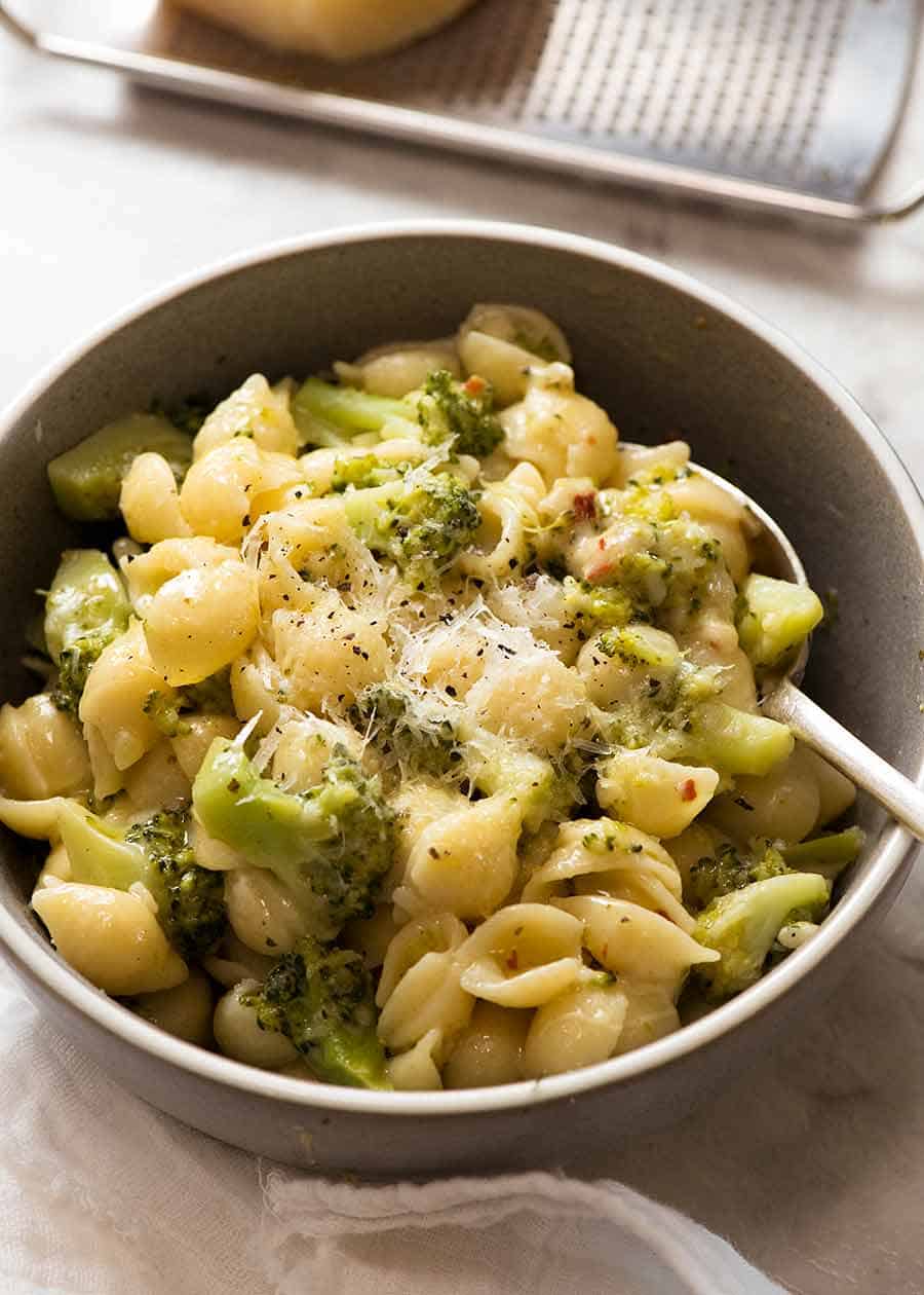 Pasta de brócoli con queso en un tazón azul rústico, lista para comer