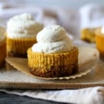 Mini tartas de queso de calabaza en un plato para servir sin envolver