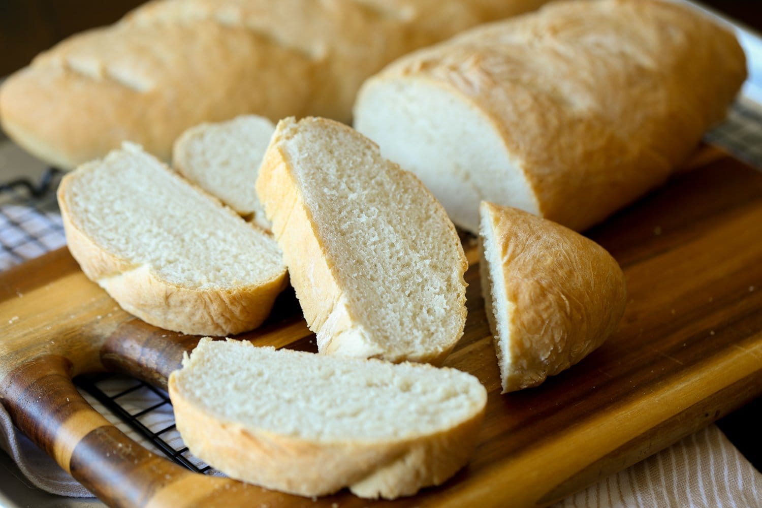 Rebanadas de una hogaza de pan francés.