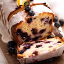 Cerca de rodajas de Blueberry Lemon Loaf, receta fácil de arándanos