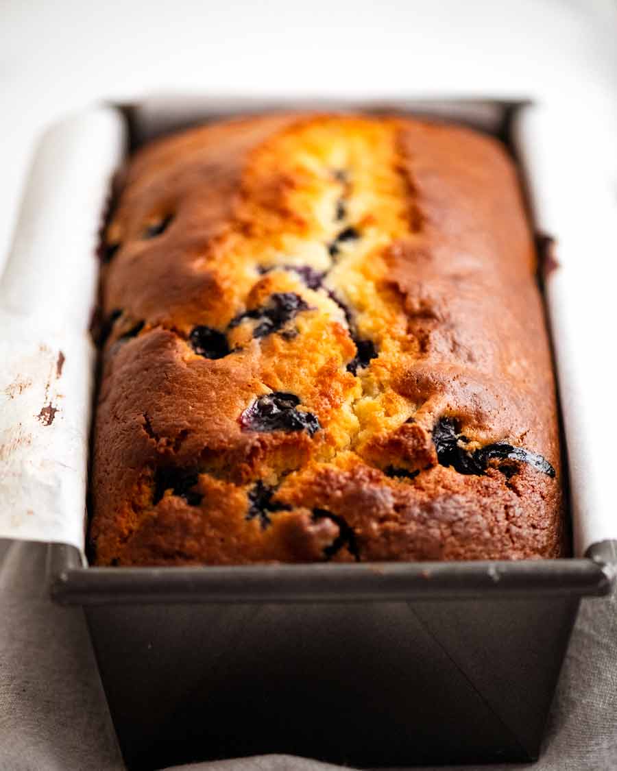 Pan de limón con arándanos recién salido del horno