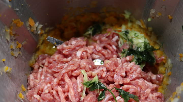 Añadimos la carne picada y la cocinamos
