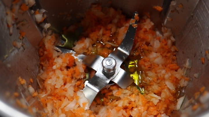 Hacemos el sofrito con las verduras