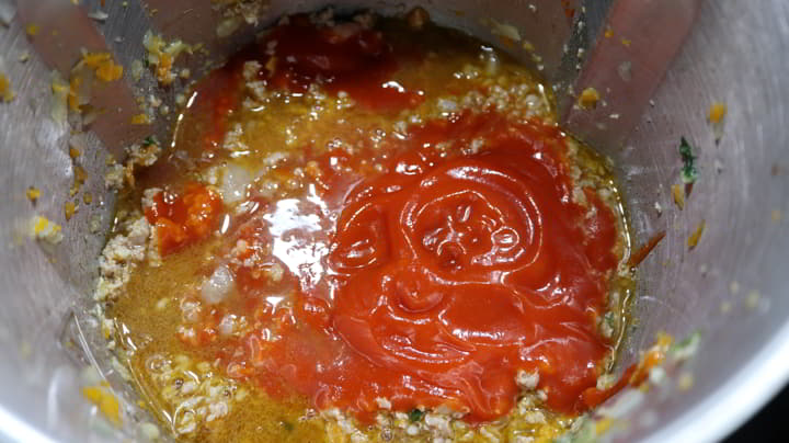 Ponemos el tomate y el vino y cocinamos todo junto
