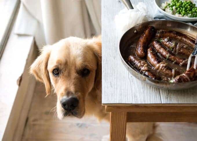 Bangers and Mash (salchicha con salsa de cebolla): ¡comida reconfortante épica en su máxima expresión! RecetaTineats.com