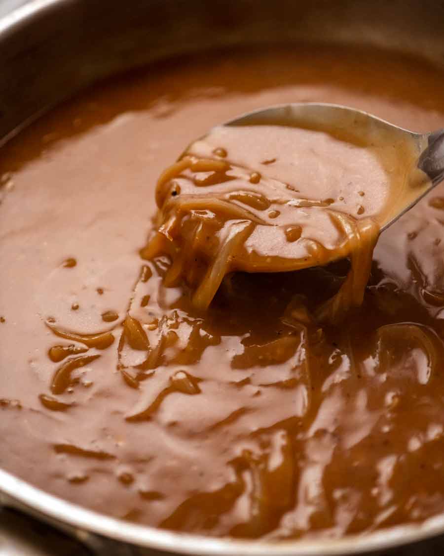 Cerca de salsa de cebolla para salchichas y puré (salchicha con salsa de cebolla)