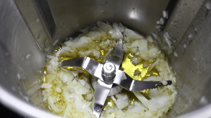 Ponemos el aceite y lo ponemos a sofreír