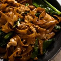 Cerca de Pad See Ew - Thai Stir Fried Noodles en un plato, listo para ser comido