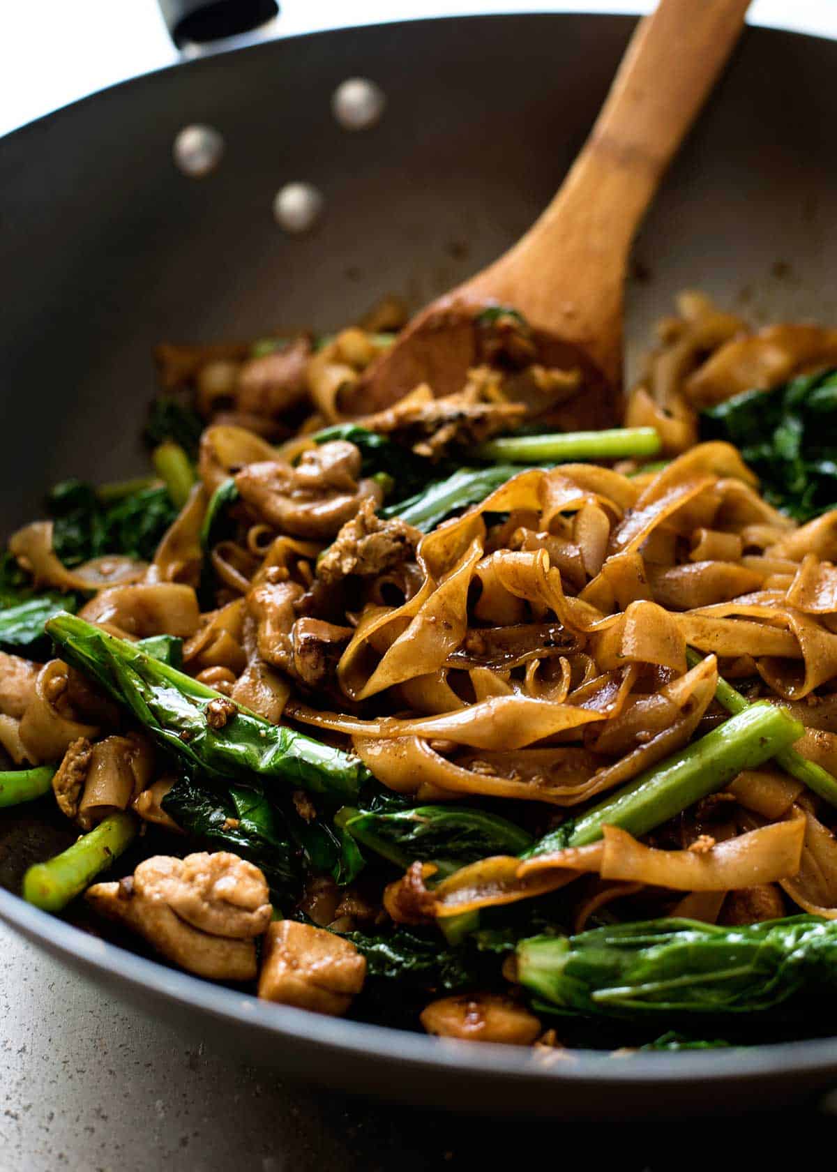 Pad See Ew en un wok, recién salido de la estufa