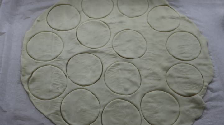 Con el molde hacemos las mini pizzas caseras para Halloween