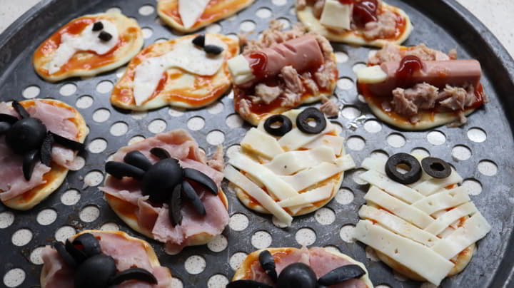 Hacemos las pizzas con la forma para Halloween