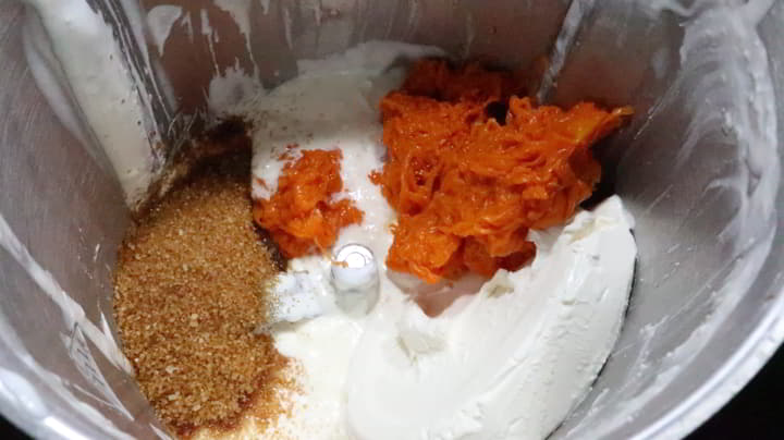 En el vaso mezclamos el azúcar y la calabaza
