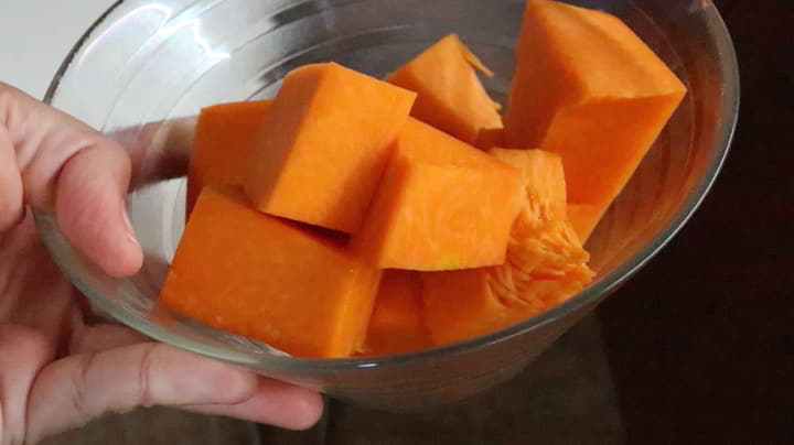 Ponemos la calabaza a cocer en el microondas