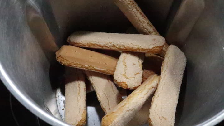 Ponemos la galletas y las trituramos