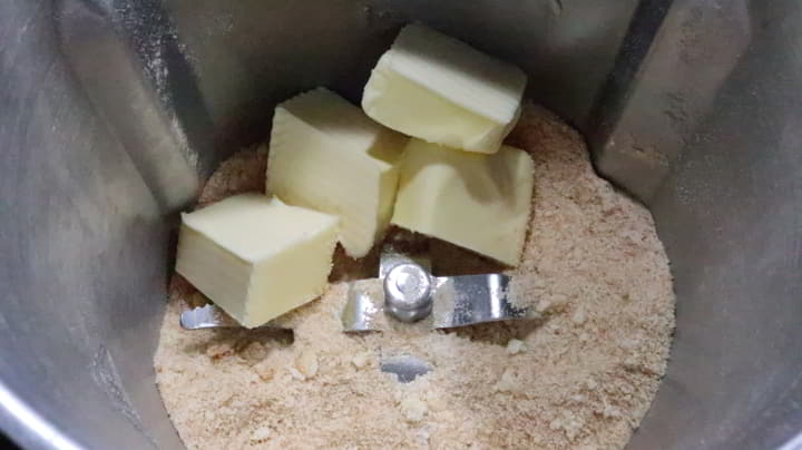 Mezclamos la mantequilla con la galleta
