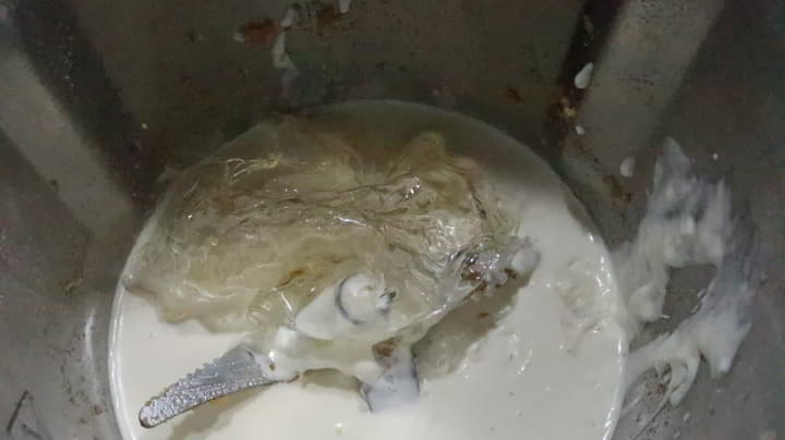 Mezclamos la nata con la gelatina en el vaso Mambo