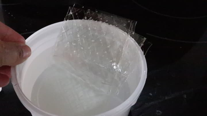 Ponemos la gelatina en agua e hidratamos