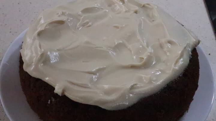 Ponemos la crema mascarpone en la parte superior del bizcocho