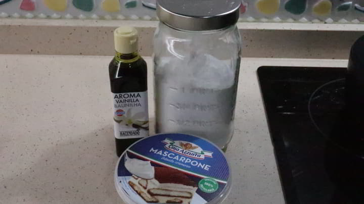 Los ingredientes para hacer la cobertura de queso mascarpone