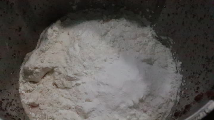 Echamos la harina y la levadura y mezclamos
