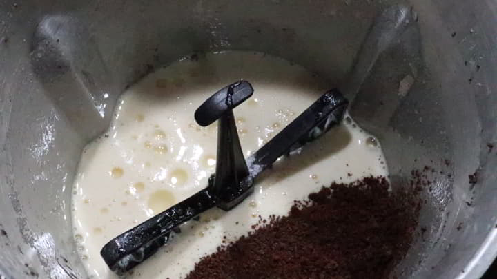 Ponemos el chocolate en polvo y mezclamos