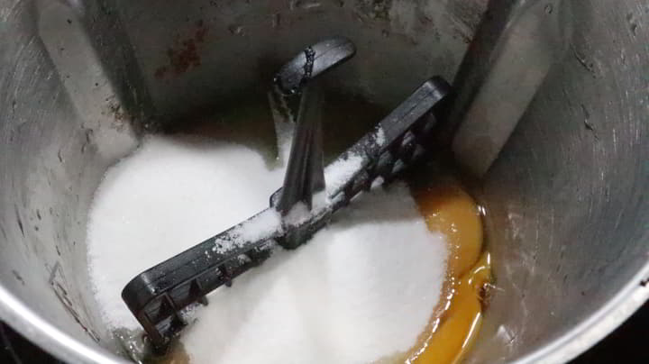 Ponemos los huevos y el azúcar y mezclamos