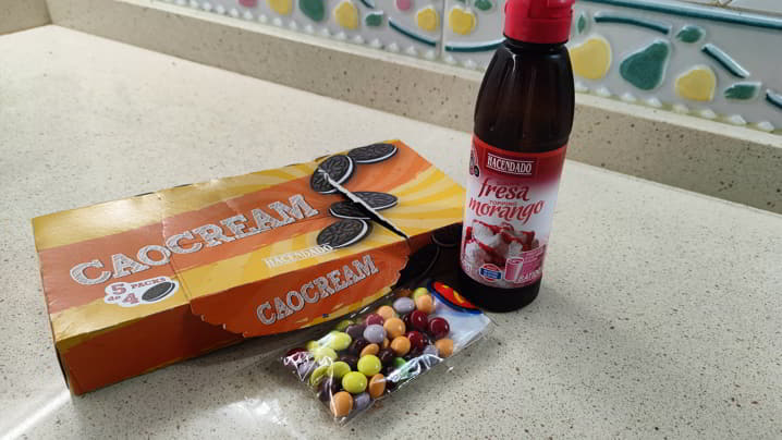 Los ingredientes necesarios para hacer los ojos sangrientos de bruja con Oreo