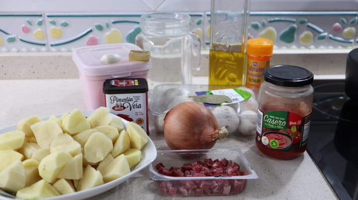 Los ingredientes necesarios para hacer la receta de guiso de patatas y champiñones