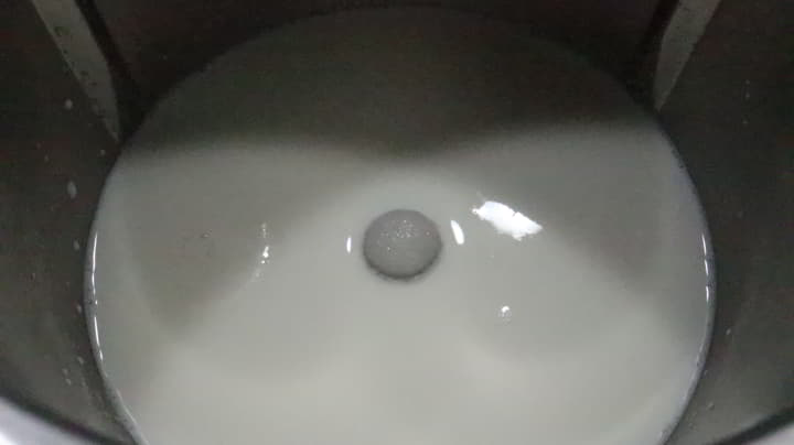 Ponemos la leche y el azúcar y mezclamos
