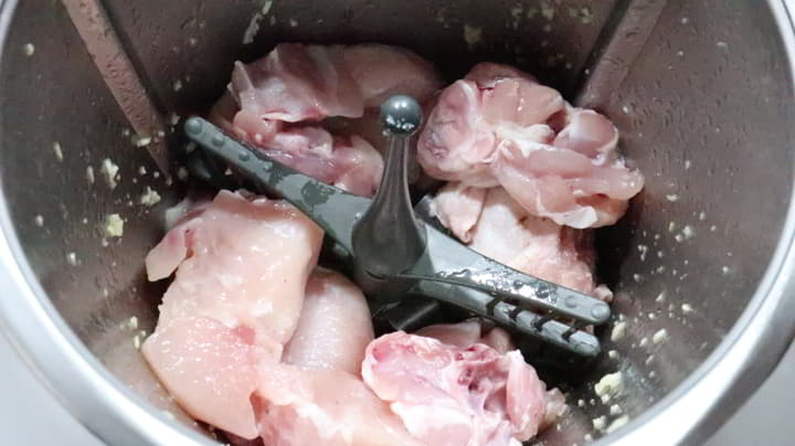 Ponemos el pollo y cocinamos
