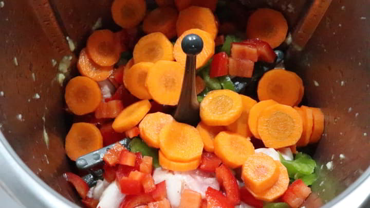 Hacemos el sofrito de con la verdura