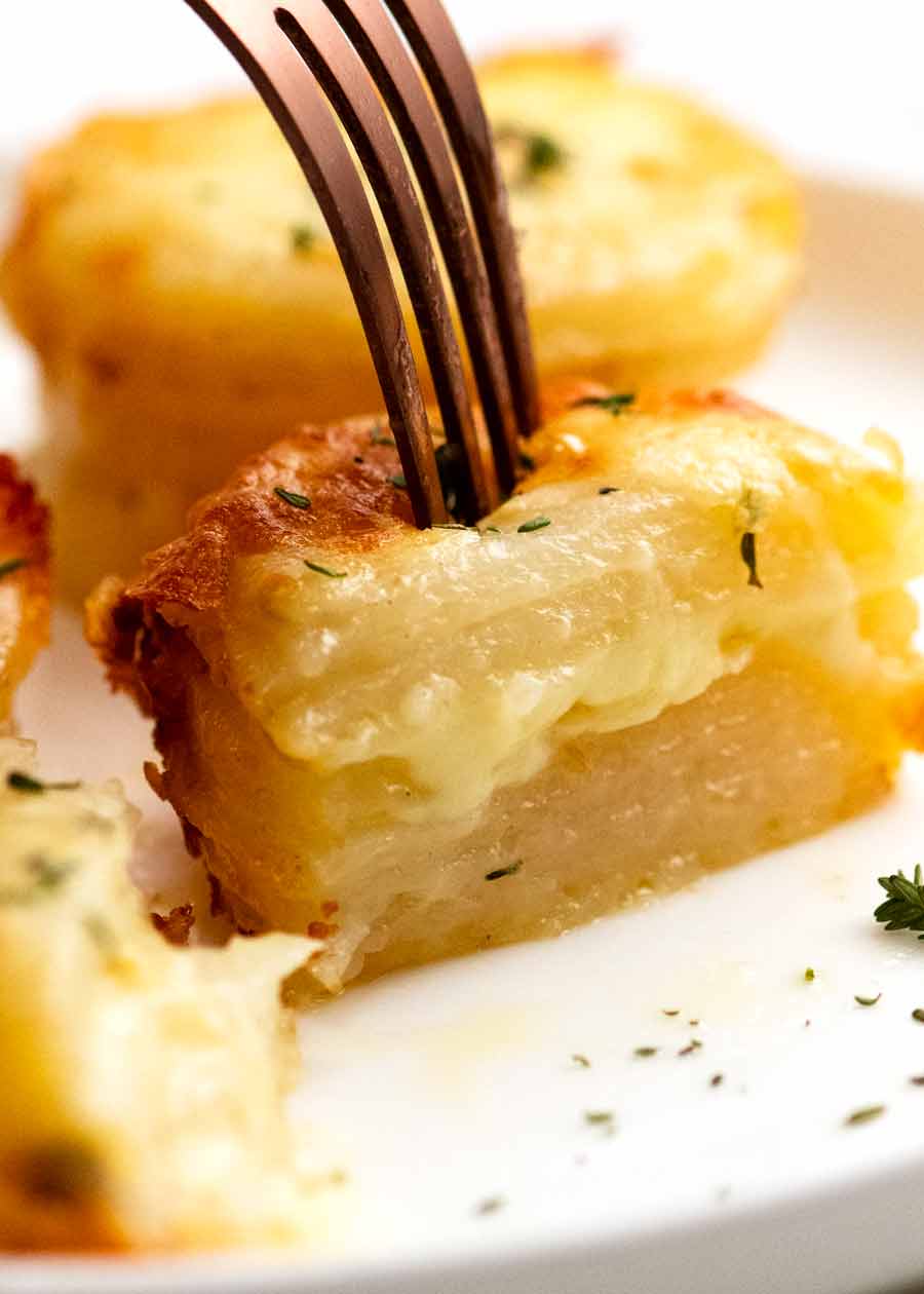 Tenedor comiendo Mini Patata Dauphinoise - Pilas Gratinadas