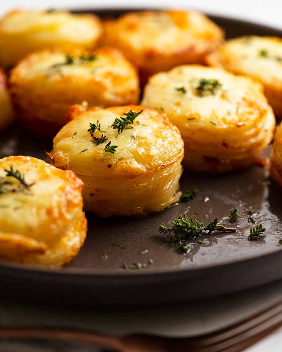 Mini patata Dauphinoise - Pilas gratinadas en un plato